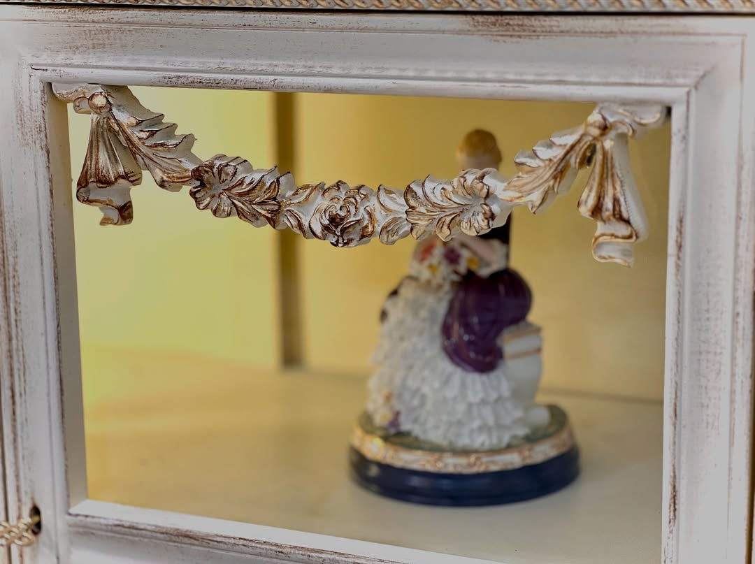 بوفه‌ ویترین دودرب وسط حصیر ماتینا، سفید سرگل طلا - 