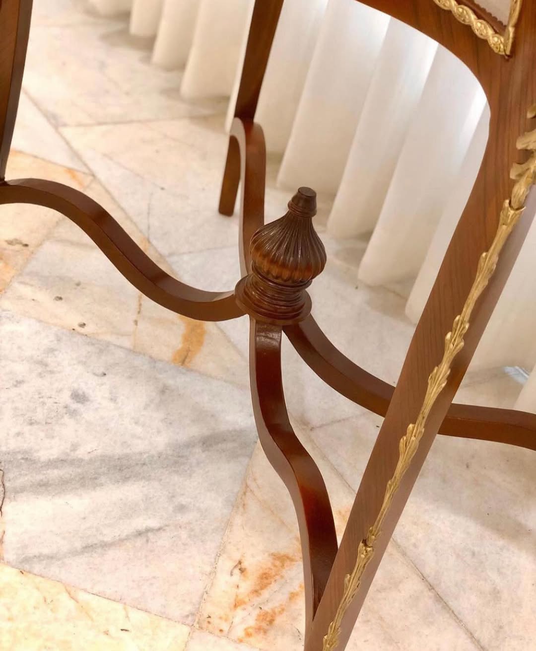 کنسول درب از بالا شیشه خور چوب روکش جناقی و برنزکوب پایه بلند - 