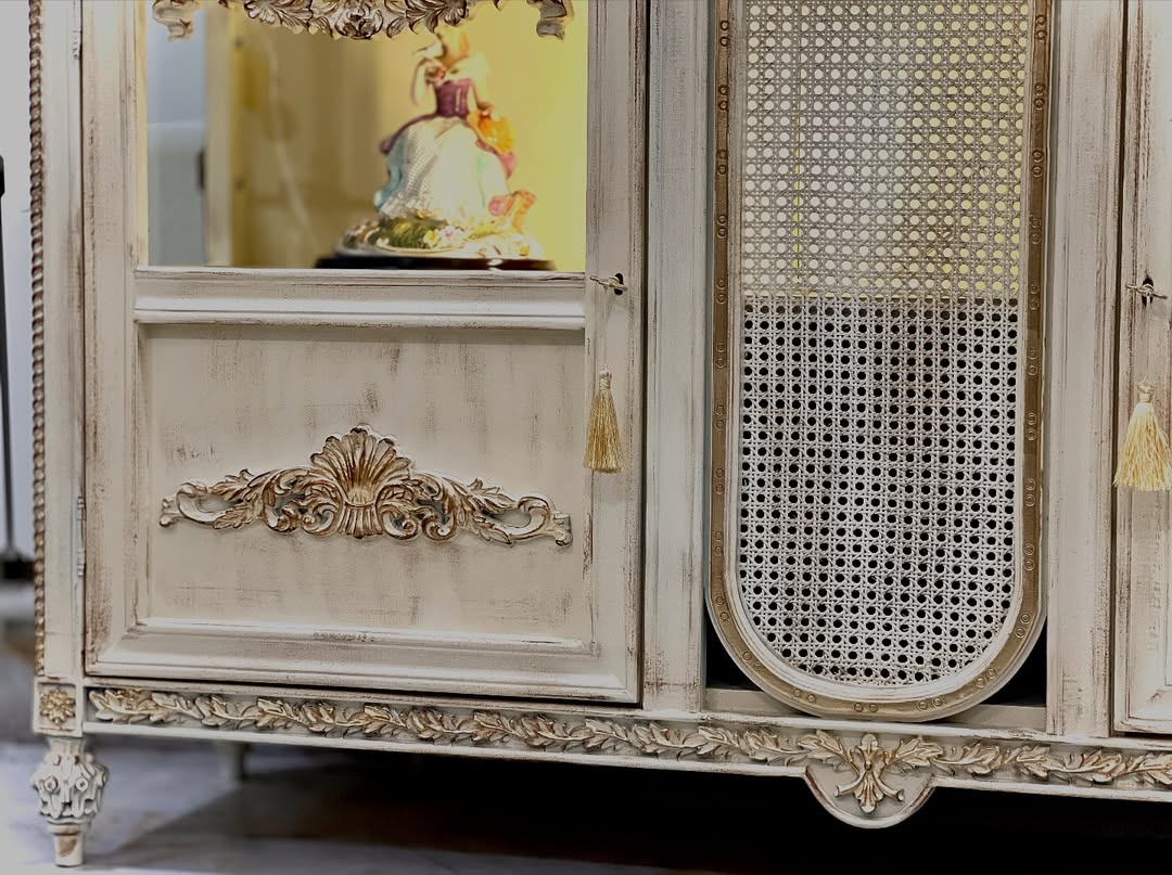 بوفه‌ ویترین دودرب وسط حصیر ماتینا، سفید سرگل طلا - 