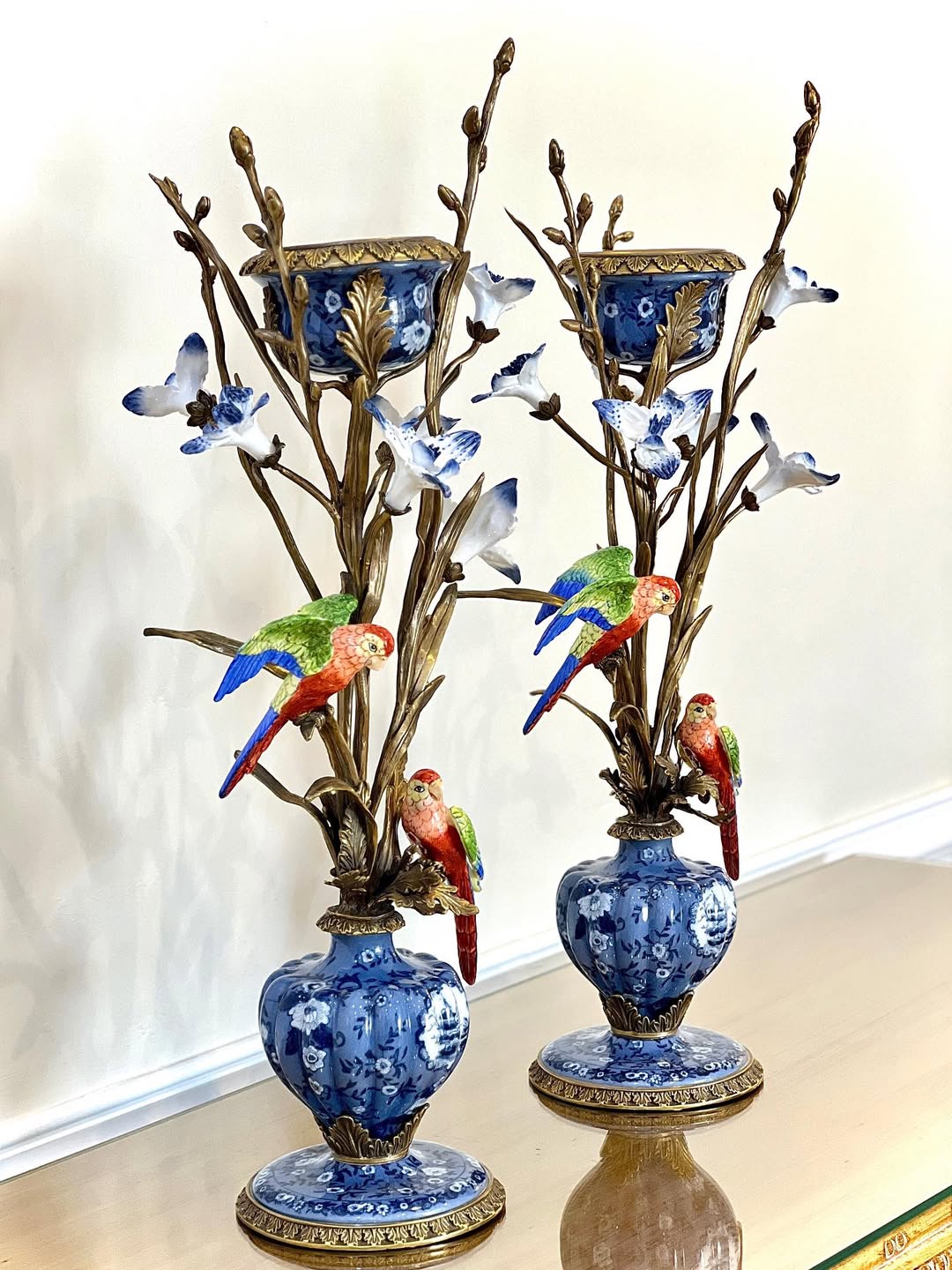 مجموعه‌ی آنتیک برنزی طوطی سورمه ایی - جفت شمعدان - 