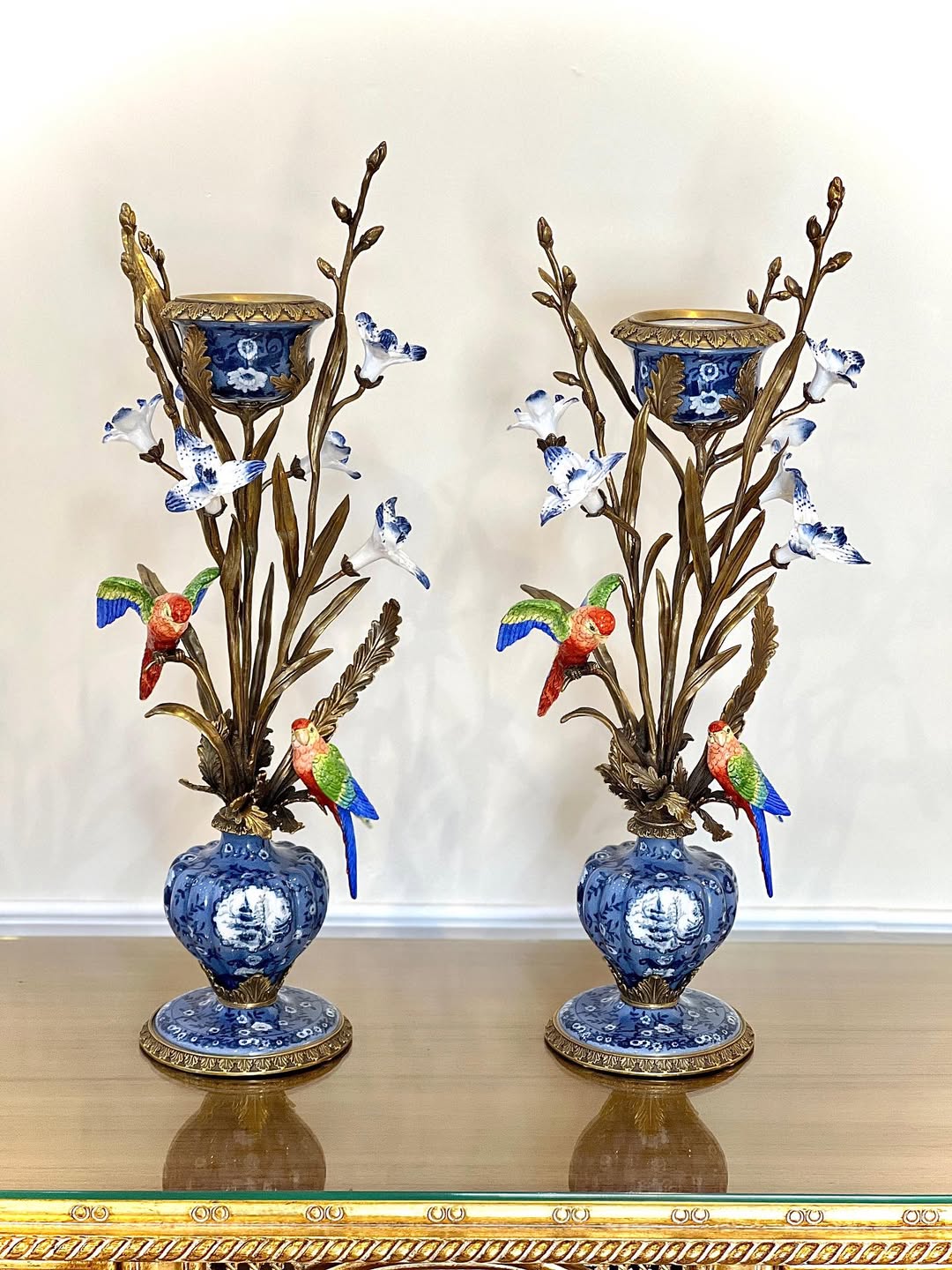 مجموعه‌ی آنتیک برنزی طوطی سورمه ایی - جفت شمعدان - 