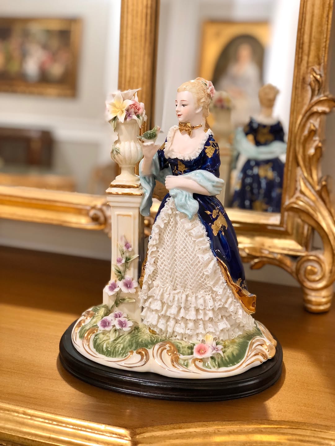 مجسمه پرسیلین زن کنار ستون - 