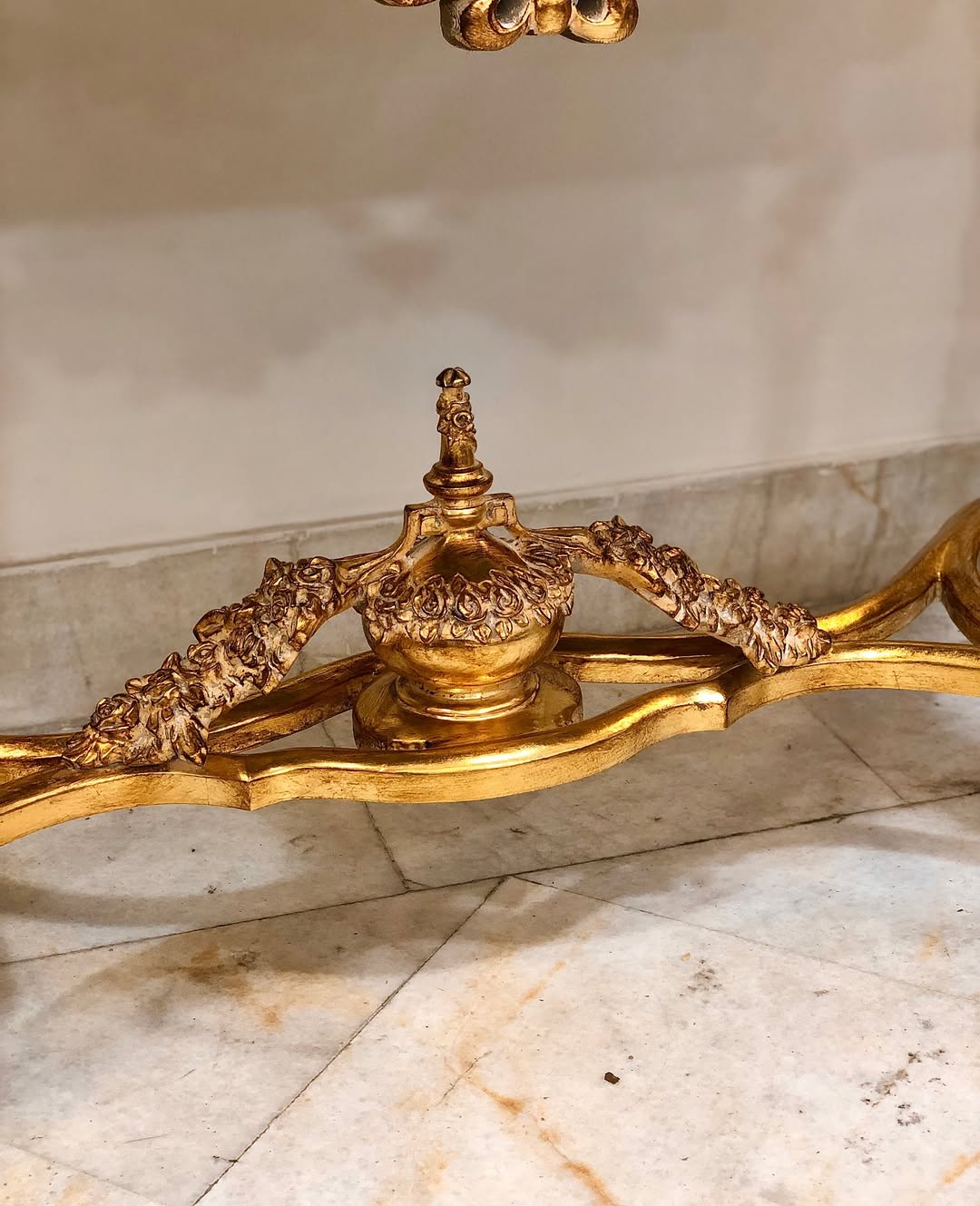 کنسول چوبی پر منبت ورق طلا  - 