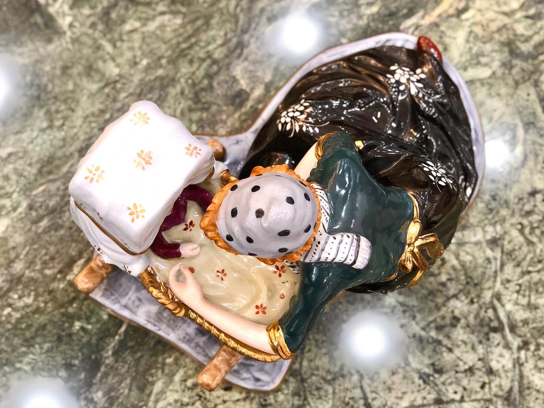 مجسمه‌‌ زن کنار کالسکه کودک پرسلین - 