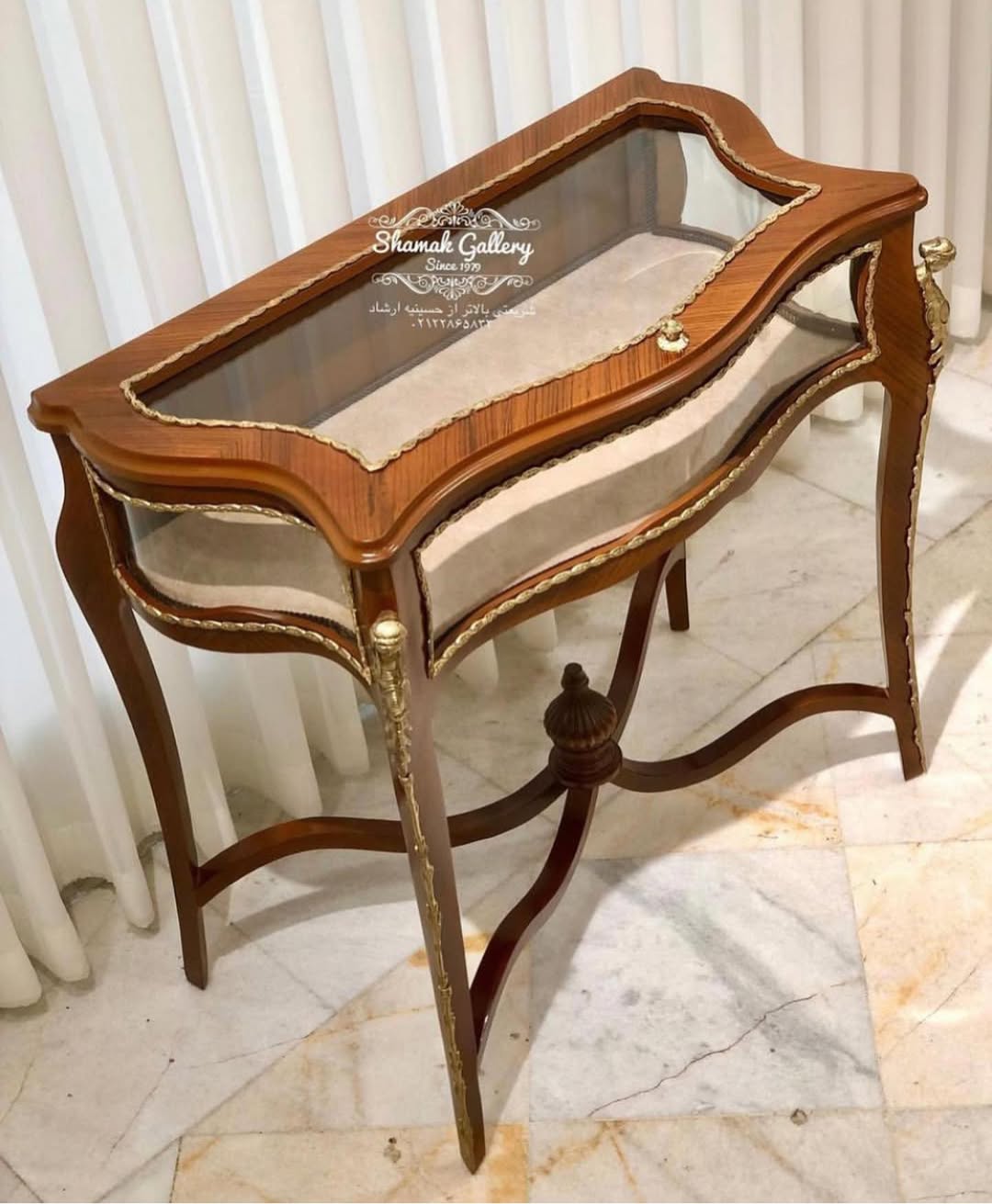 کنسول درب از بالا شیشه خور چوب روکش جناقی و برنزکوب پایه بلند - 
