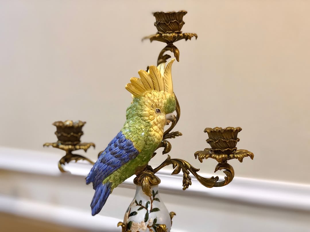 ۳ تیکه ساعت و شمعدان طوطی  با پایه و دسته برنزی و ساعت دسته طوطی - 