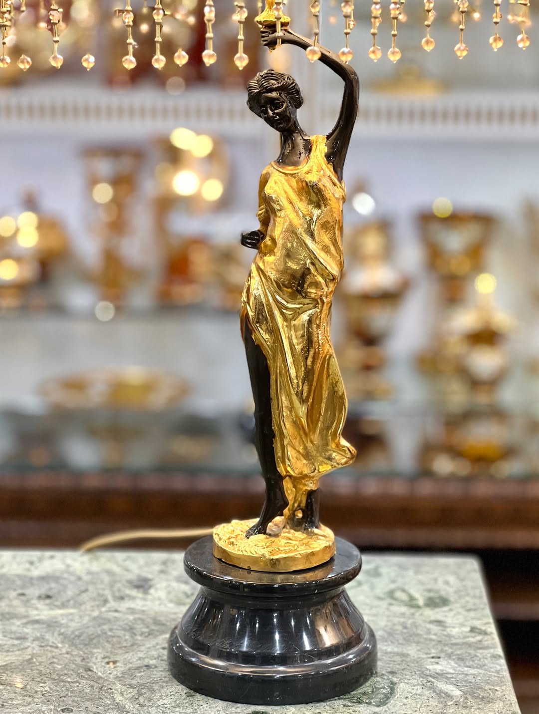 آباژور‌های چپ و راستی زن گل بدست - 