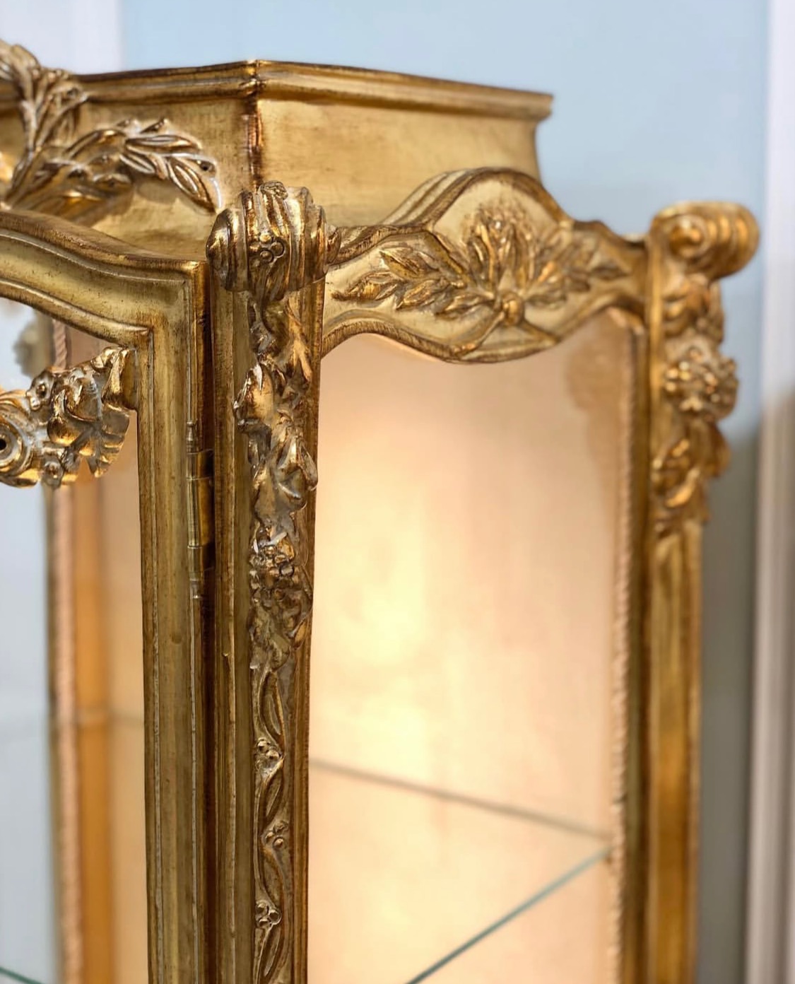 ویترین پایه بلند تمام چوب ریسه ای منبت مصری - 