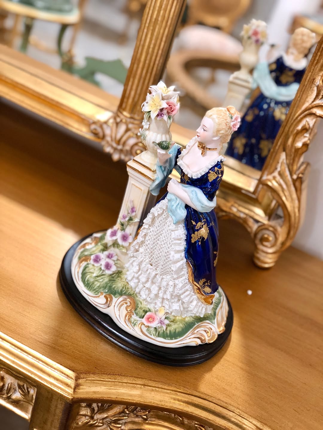 مجسمه پرسیلین زن کنار ستون - 