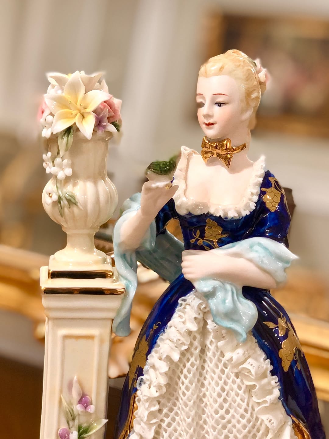 مجسمه پرسیلین زن کنار ستون - 