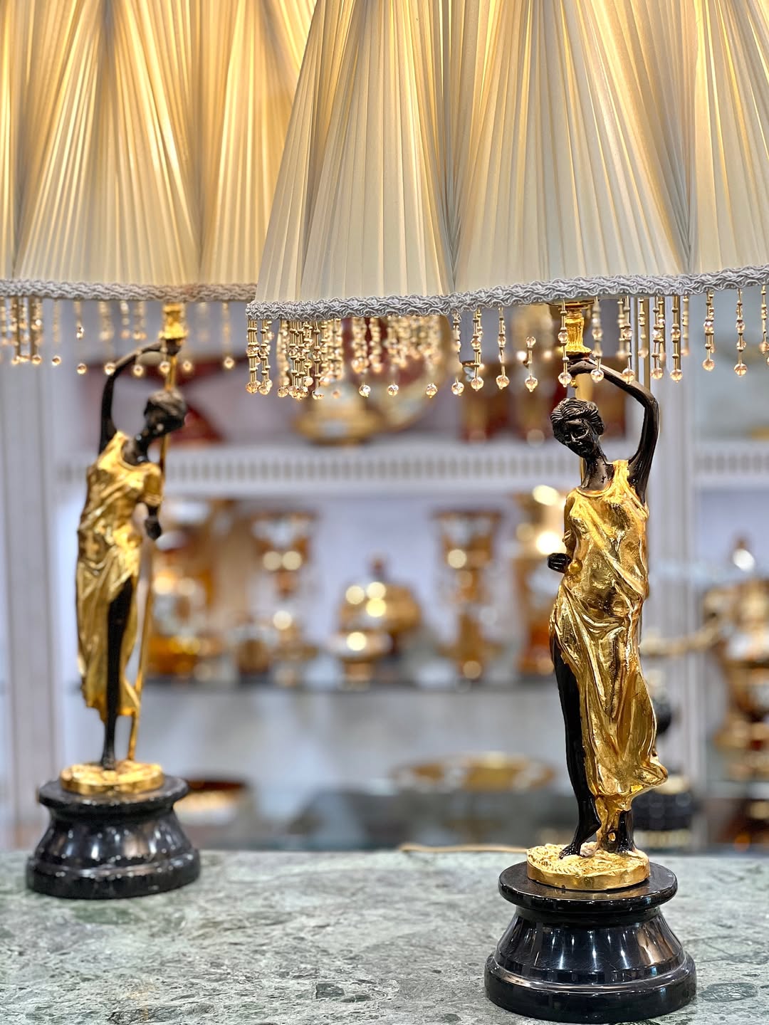 آباژور‌های چپ و راستی زن گل بدست - 