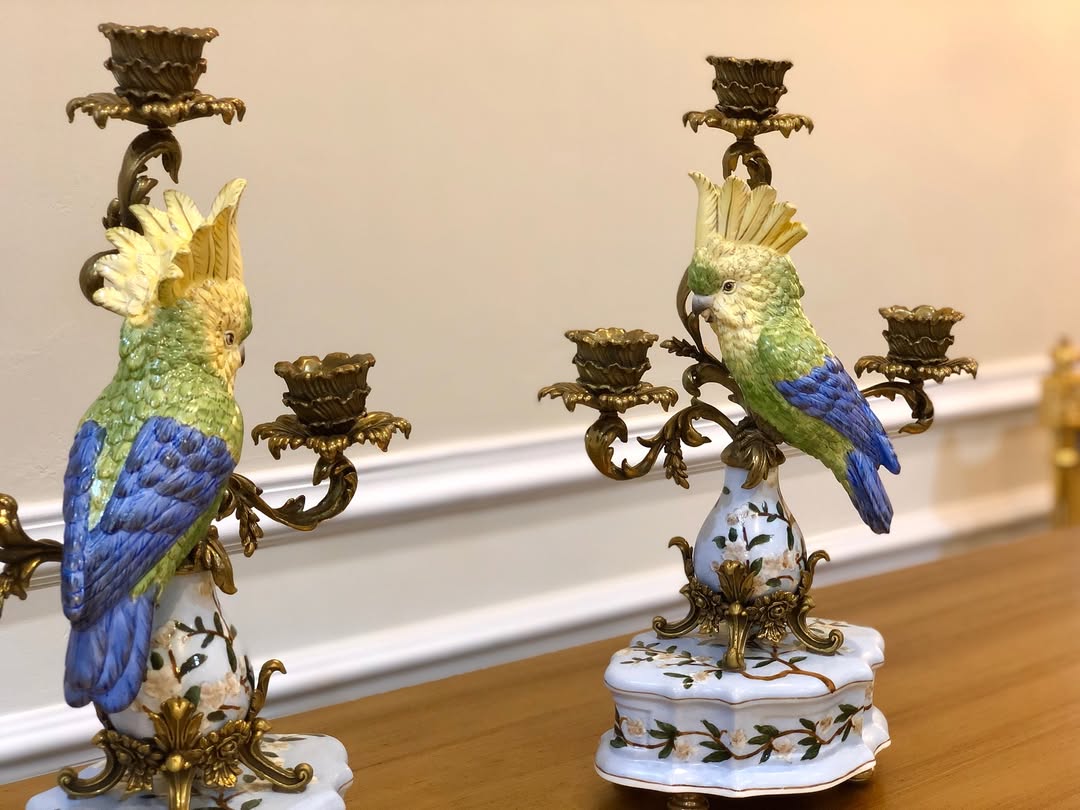 ۳ تیکه ساعت و شمعدان طوطی  با پایه و دسته برنزی و ساعت دسته طوطی - 