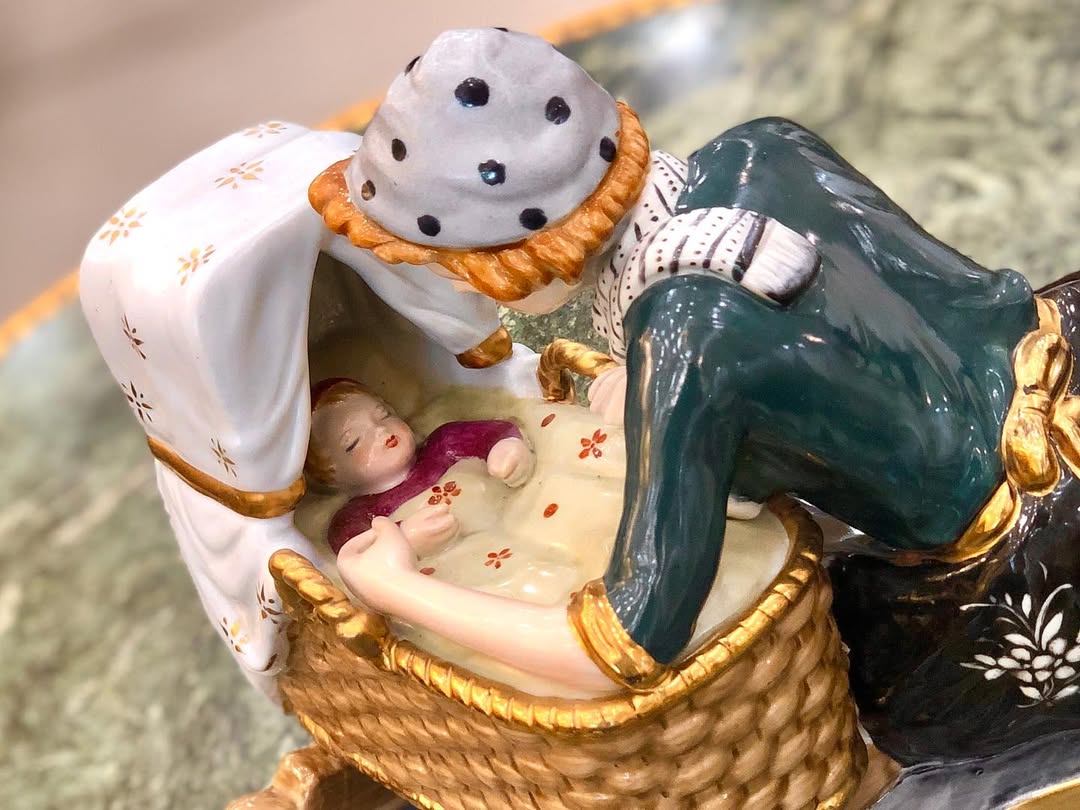 مجسمه‌‌ زن کنار کالسکه کودک پرسلین - 