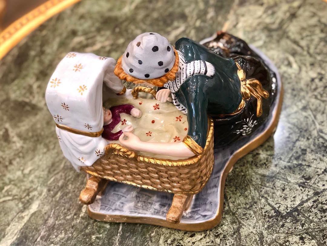 مجسمه‌‌ زن کنار کالسکه کودک پرسلین - 