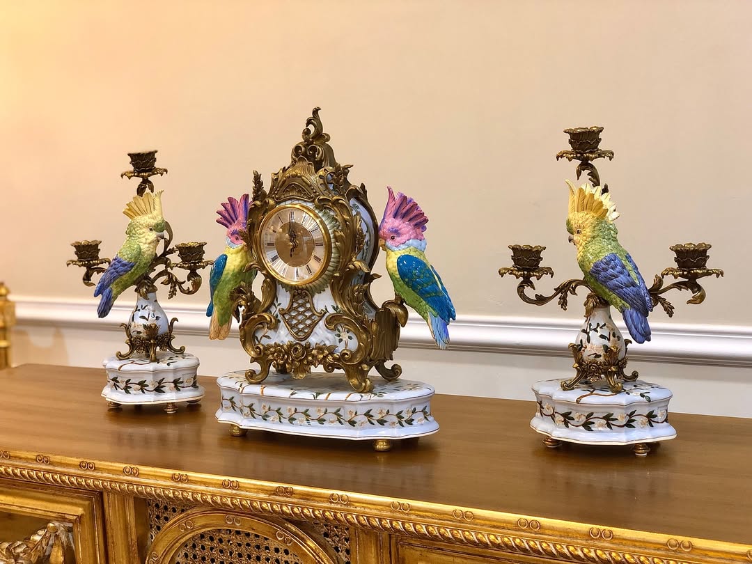 ۳ تیکه ساعت و شمعدان طوطی  با پایه و دسته برنزی و ساعت دسته طوطی - 