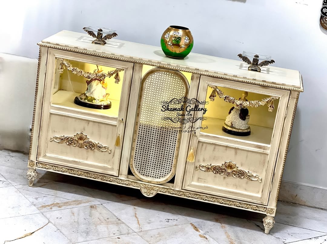 بوفه‌ ویترین دودرب وسط حصیر ماتینا، سفید سرگل طلا - 