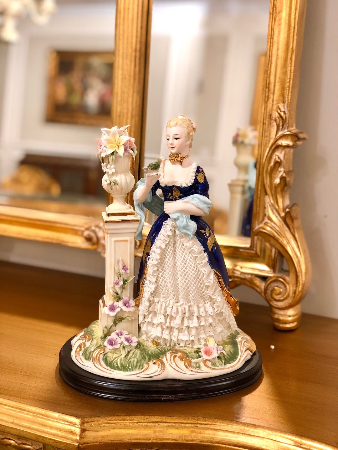 مجسمه پرسیلین زن کنار ستون - 