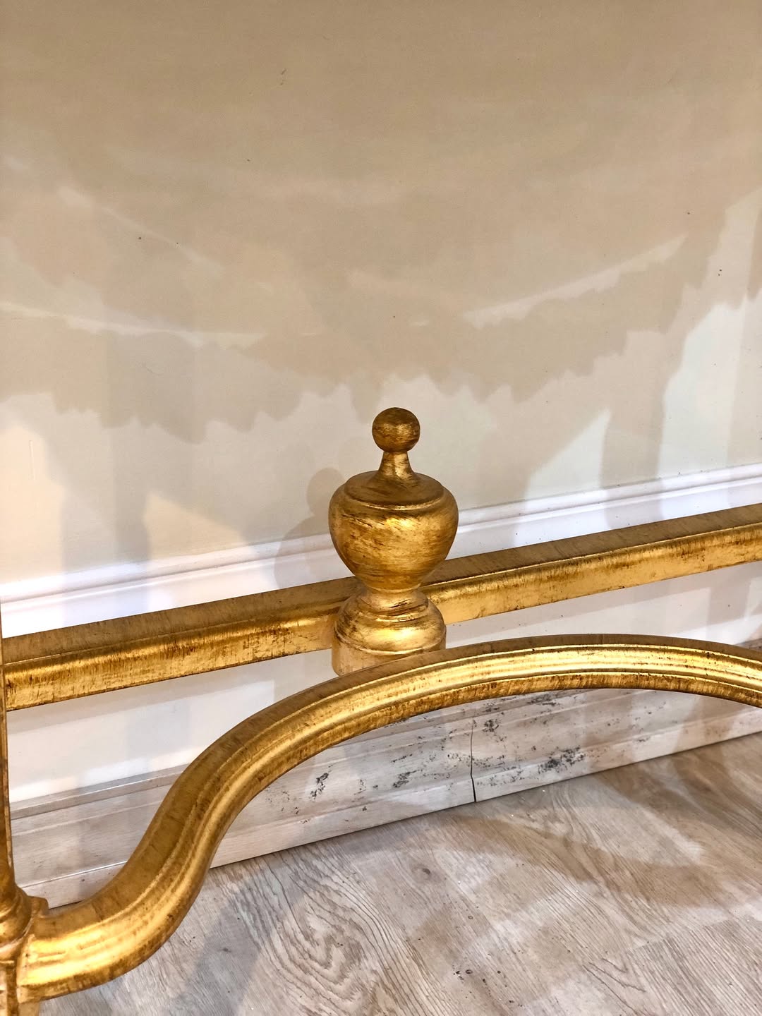 کنسول ریسه‌ایی نیم گرد ورق‌طلا  - 