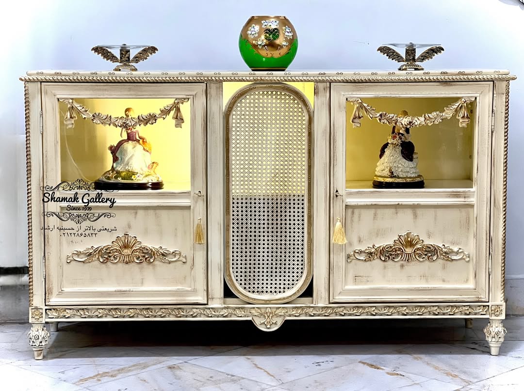 بوفه‌ ویترین دودرب وسط حصیر ماتینا، سفید سرگل طلا - 