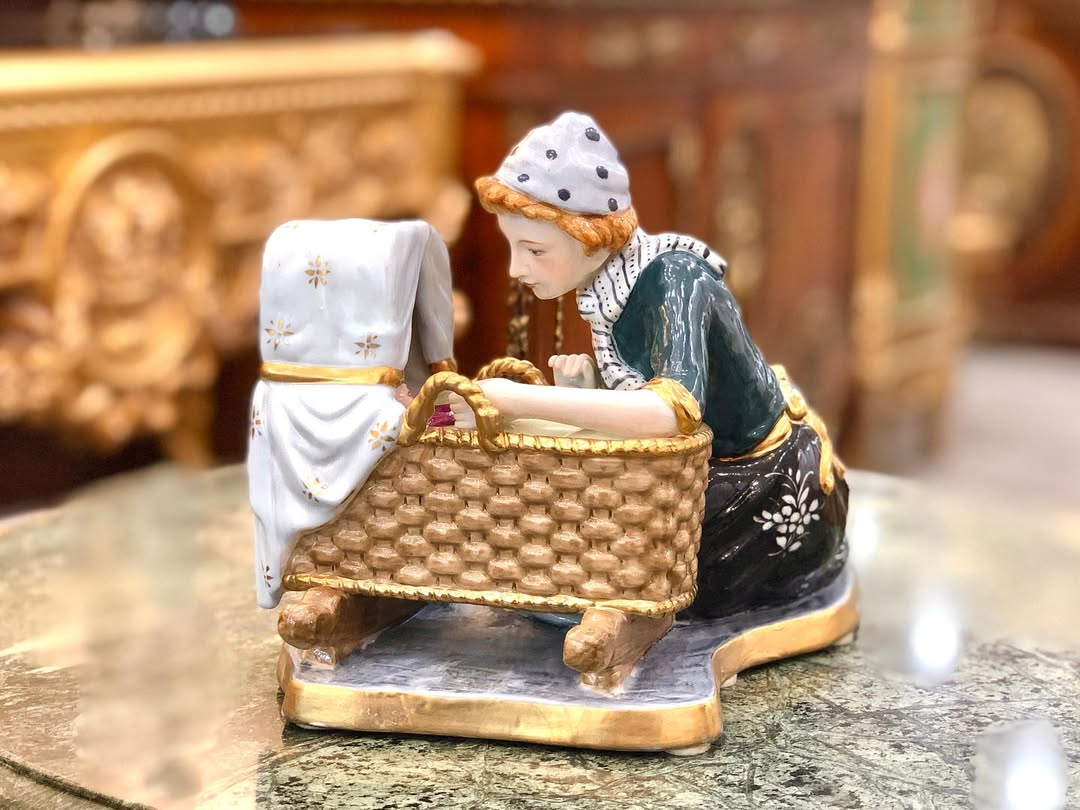 مجسمه‌‌ زن کنار کالسکه کودک پرسلین - 