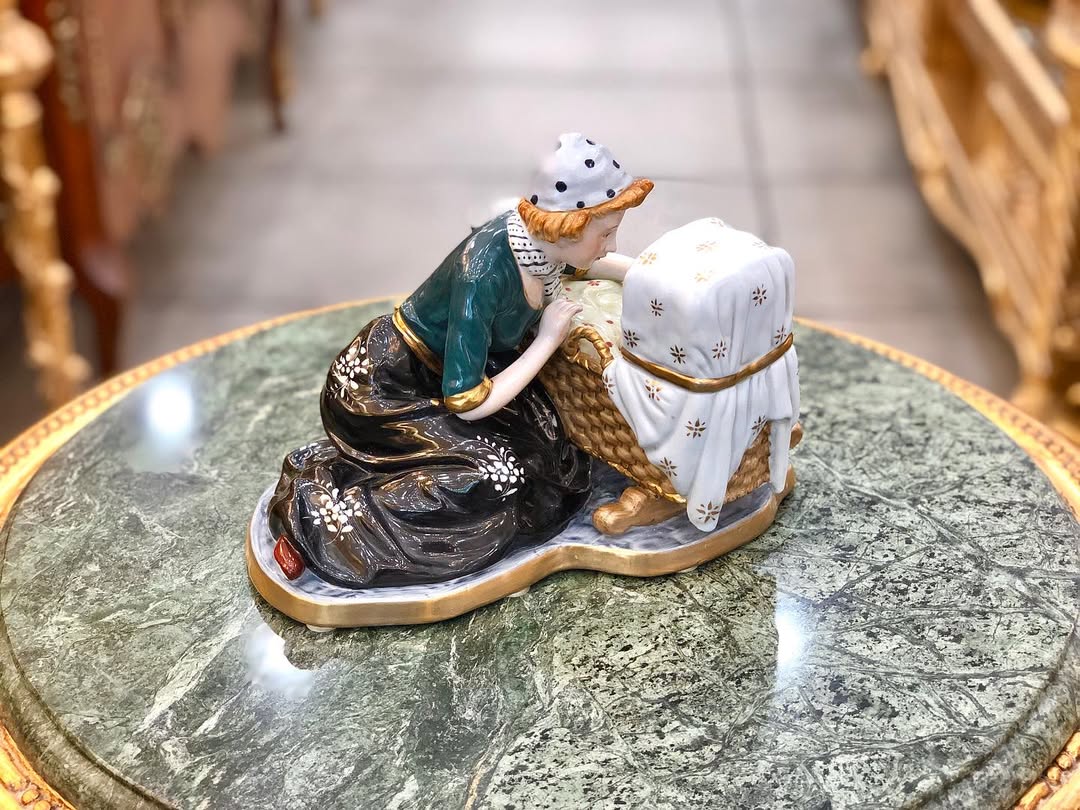 مجسمه‌‌ زن کنار کالسکه کودک پرسلین - 