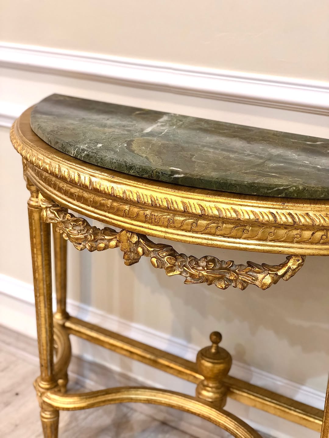 کنسول ریسه‌ایی نیم گرد ورق‌طلا  - 