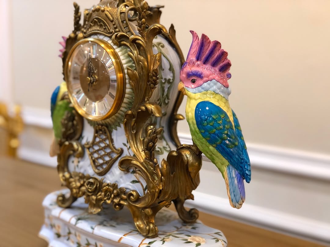 ۳ تیکه ساعت و شمعدان طوطی  با پایه و دسته برنزی و ساعت دسته طوطی - 