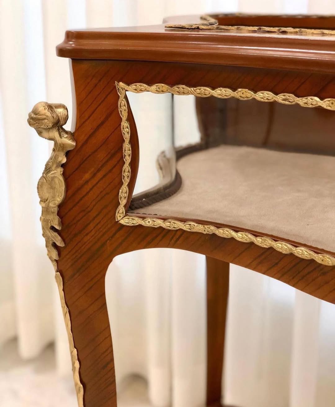 کنسول درب از بالا شیشه خور چوب روکش جناقی و برنزکوب پایه بلند - 