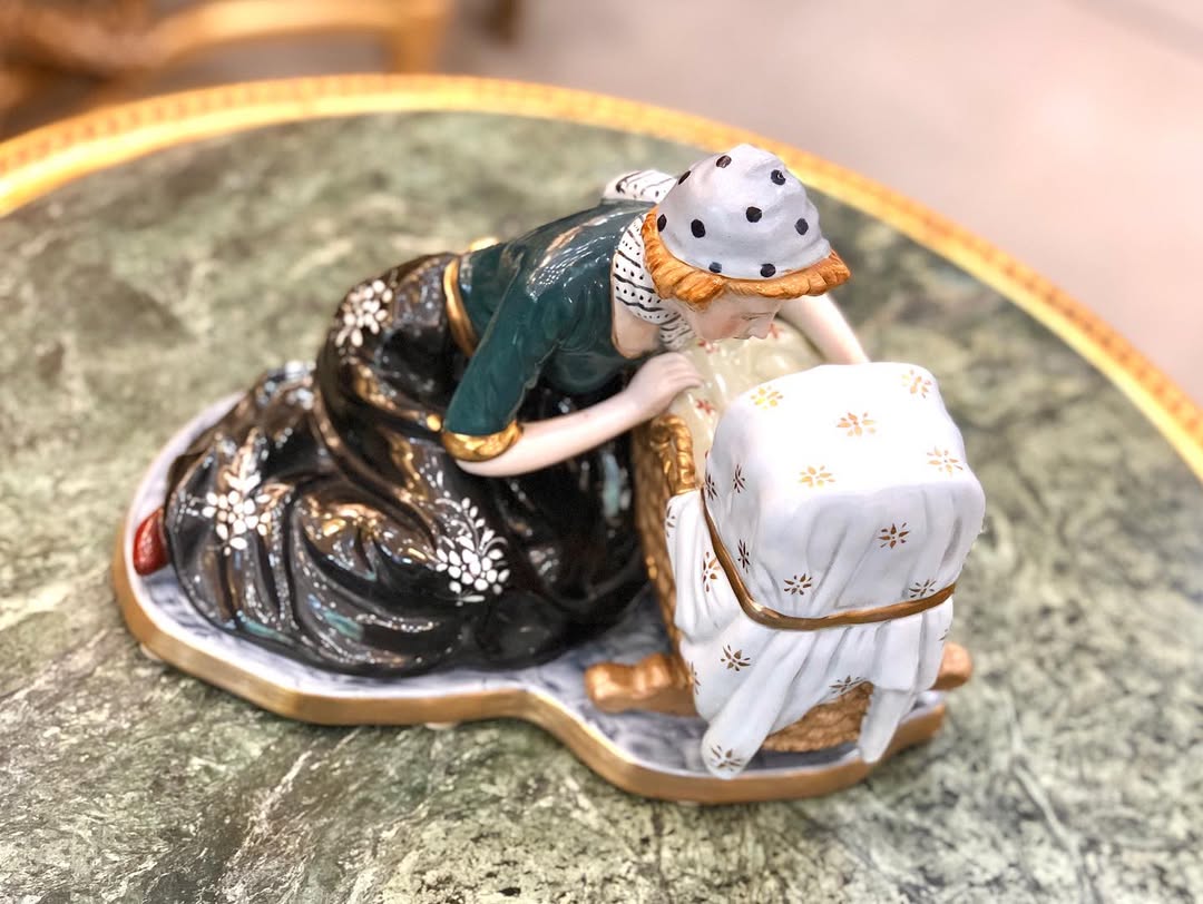 مجسمه‌‌ زن کنار کالسکه کودک پرسلین - 