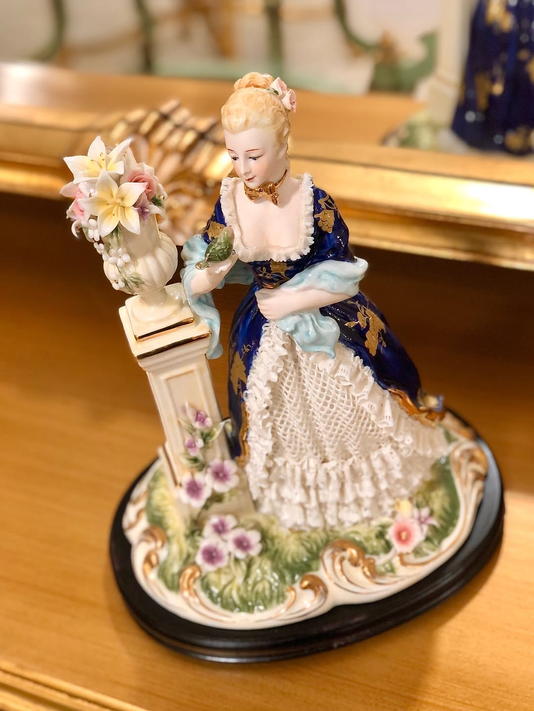 مجسمه پرسیلین زن کنار ستون - 