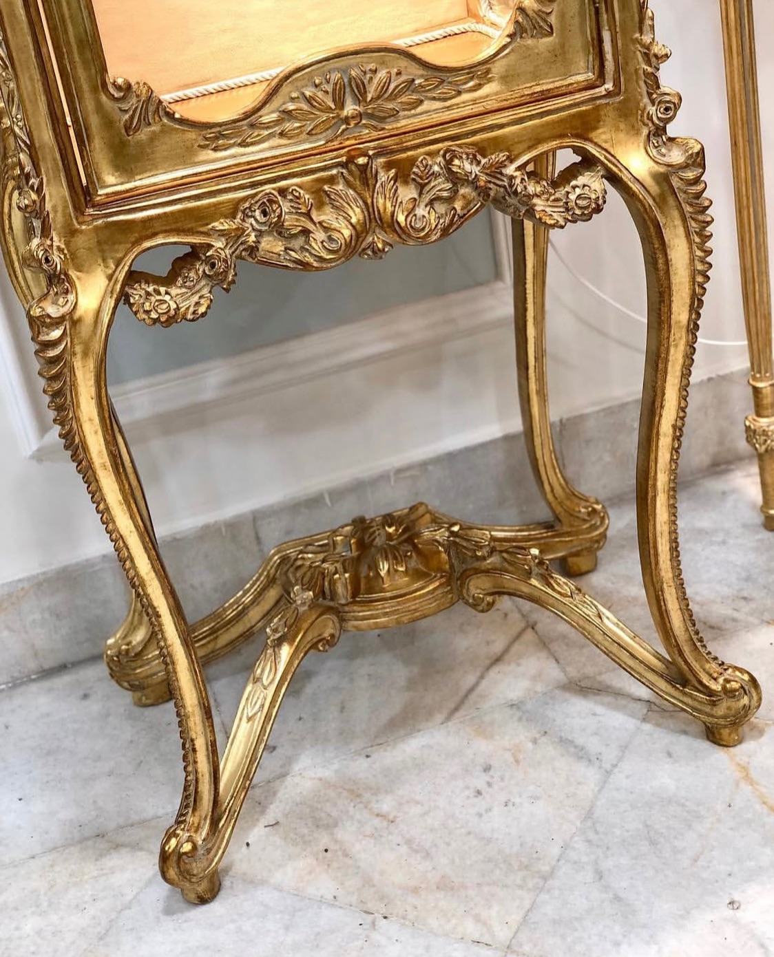 ویترین پایه بلند تمام چوب ریسه ای منبت مصری - 