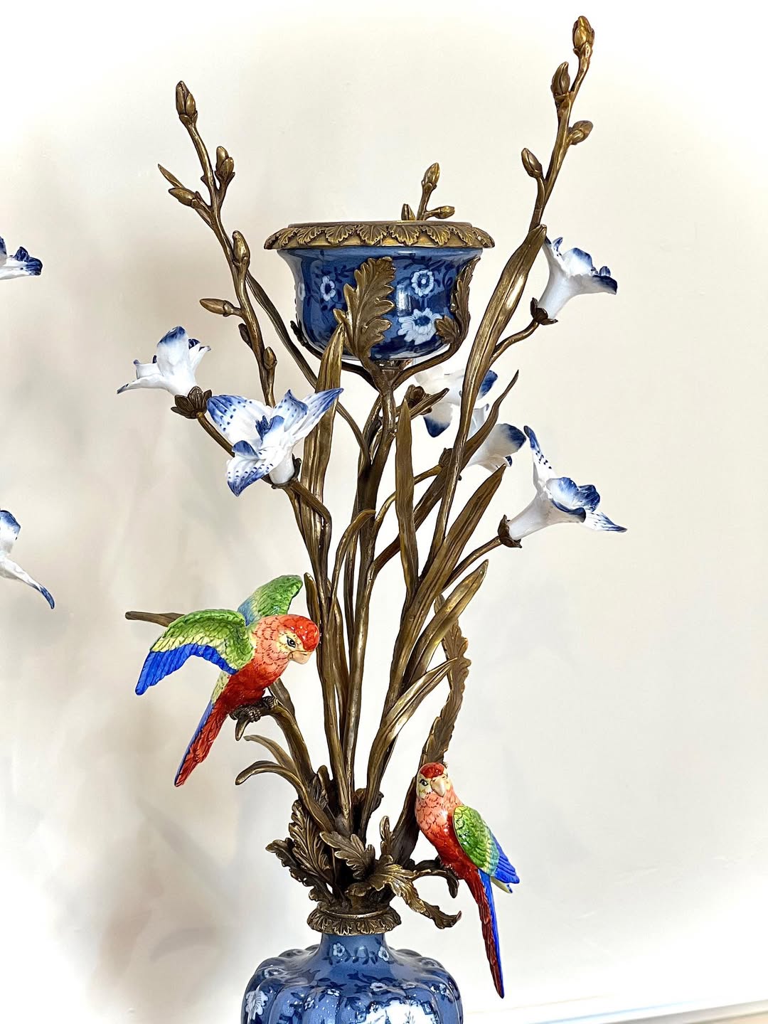 مجموعه‌ی آنتیک برنزی طوطی سورمه ایی - جفت شمعدان - 