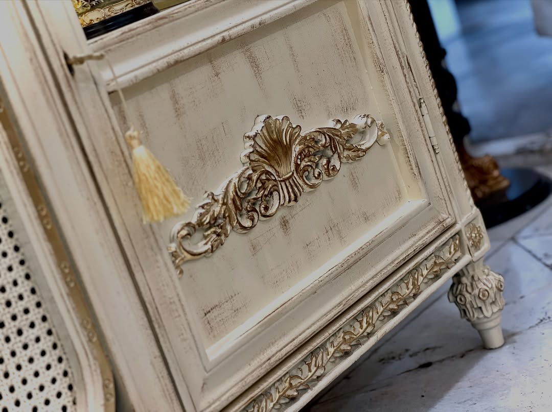 بوفه‌ ویترین دودرب وسط حصیر ماتینا، سفید سرگل طلا - 