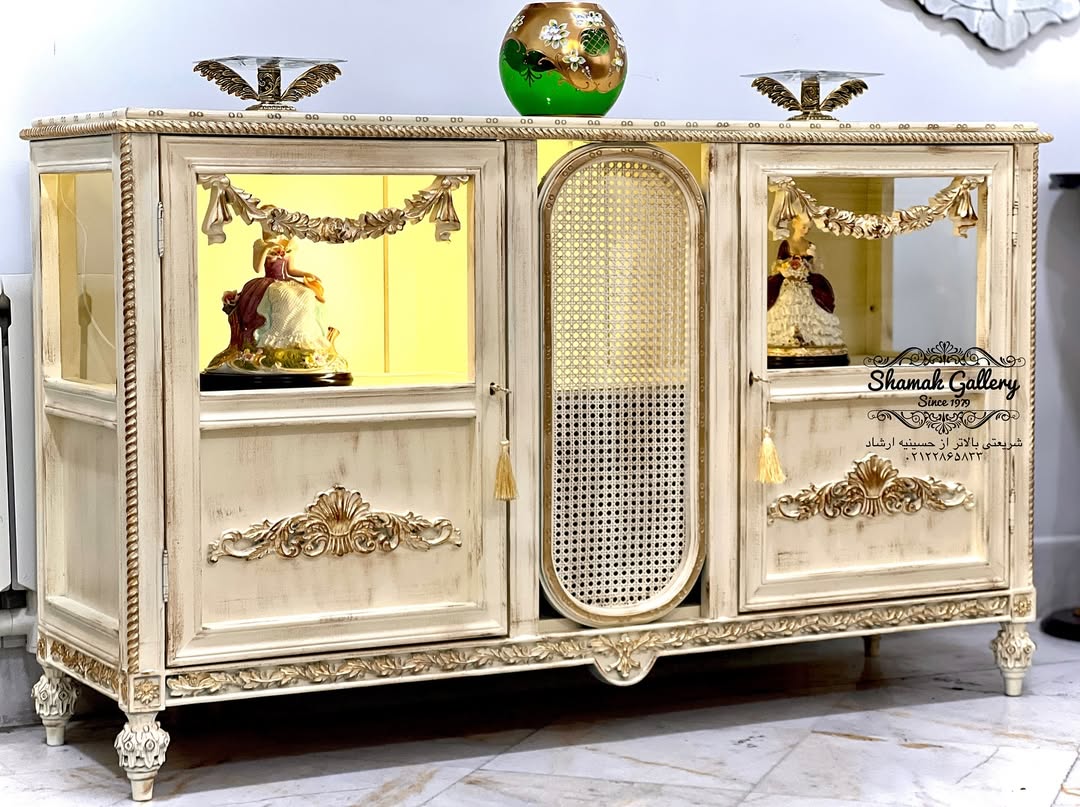 بوفه‌ ویترین دودرب وسط حصیر ماتینا، سفید سرگل طلا - 