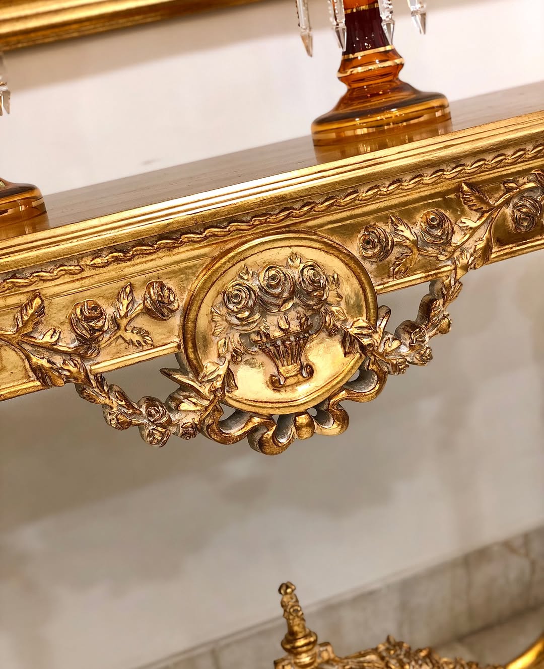 کنسول چوبی پر منبت ورق طلا  - 