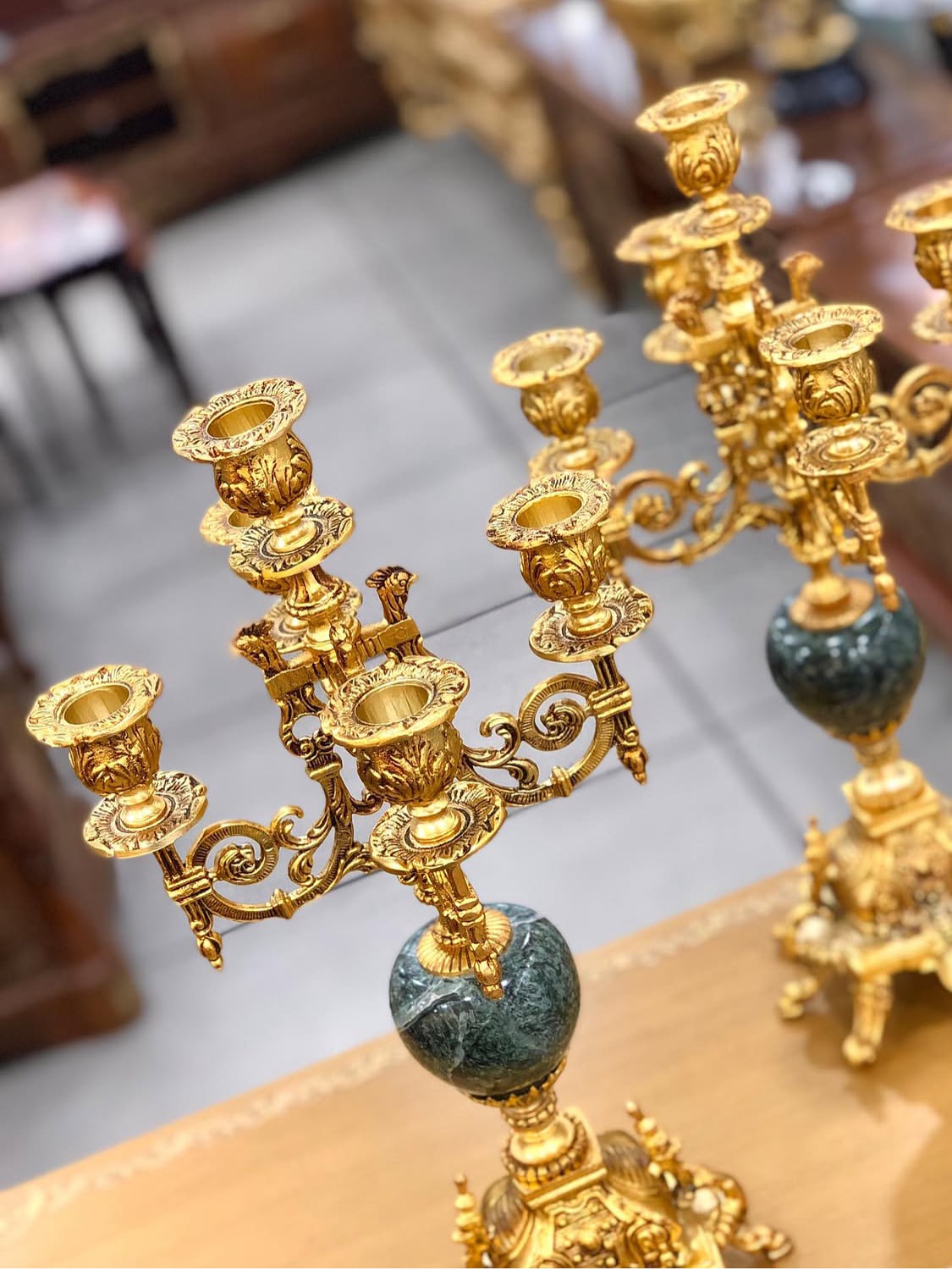 ساعت و شمعدان سنگ و برنز زن نشسته - 