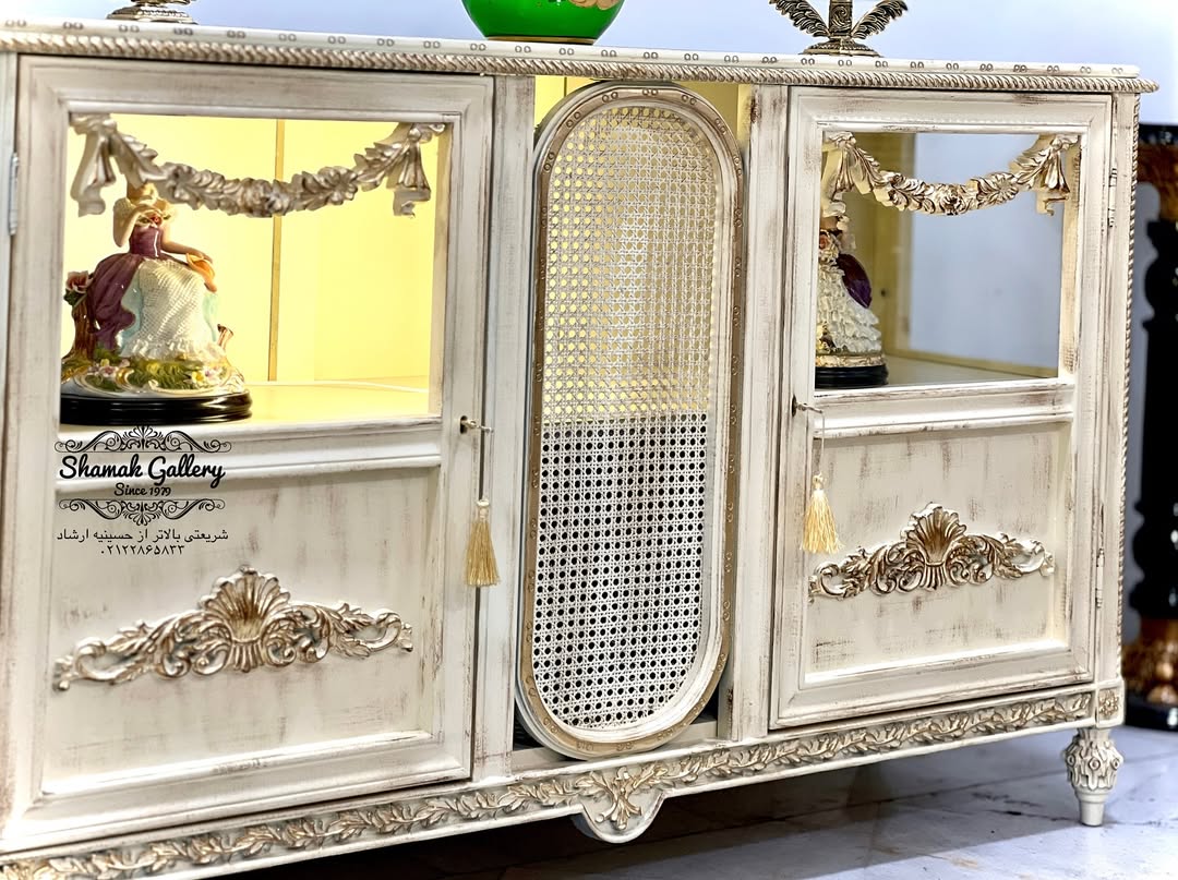 بوفه‌ ویترین دودرب وسط حصیر ماتینا، سفید سرگل طلا - 