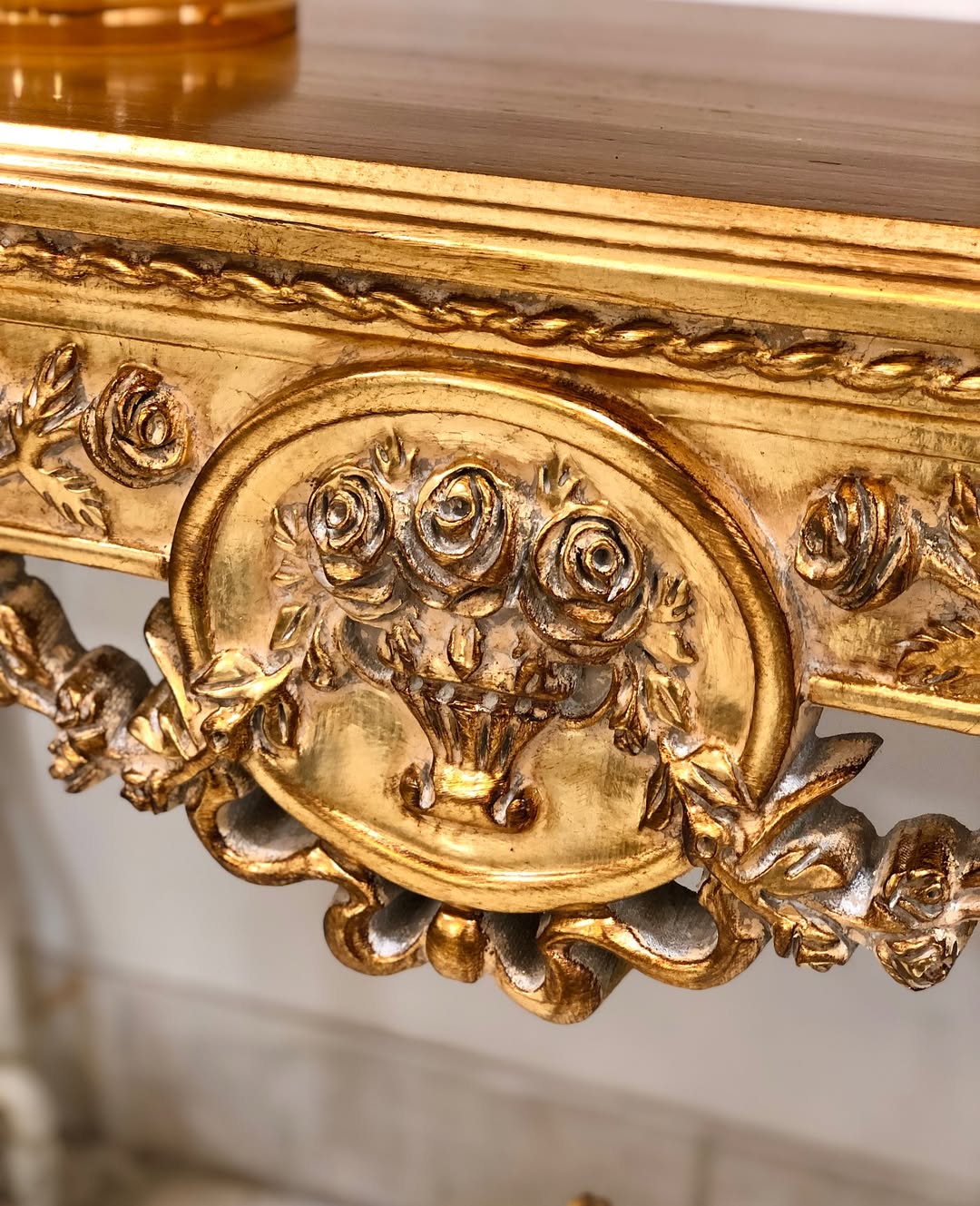 کنسول چوبی پر منبت ورق طلا  - 