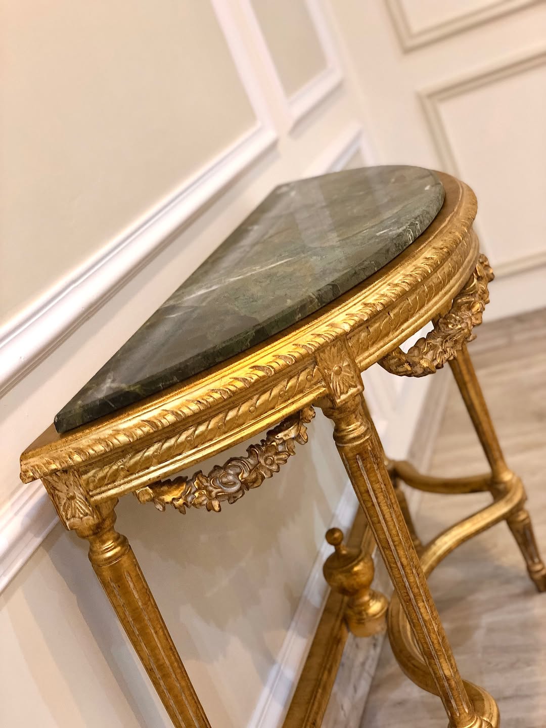 کنسول ریسه‌ایی نیم گرد ورق‌طلا  - 