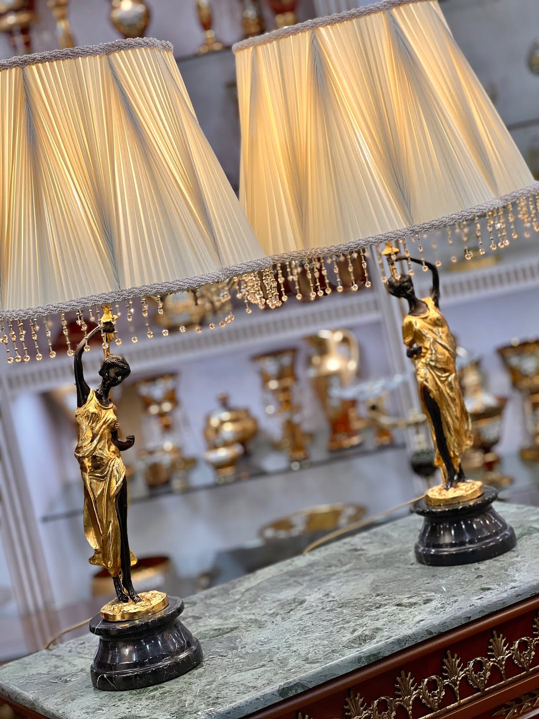 آباژور‌های چپ و راستی زن گل بدست - 