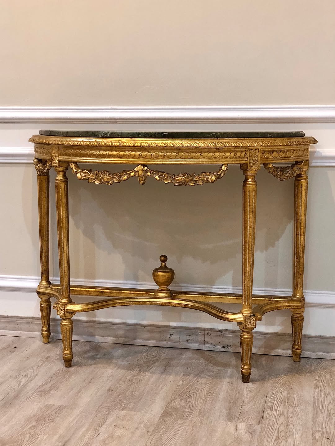 کنسول ریسه‌ایی نیم گرد ورق‌طلا  - 