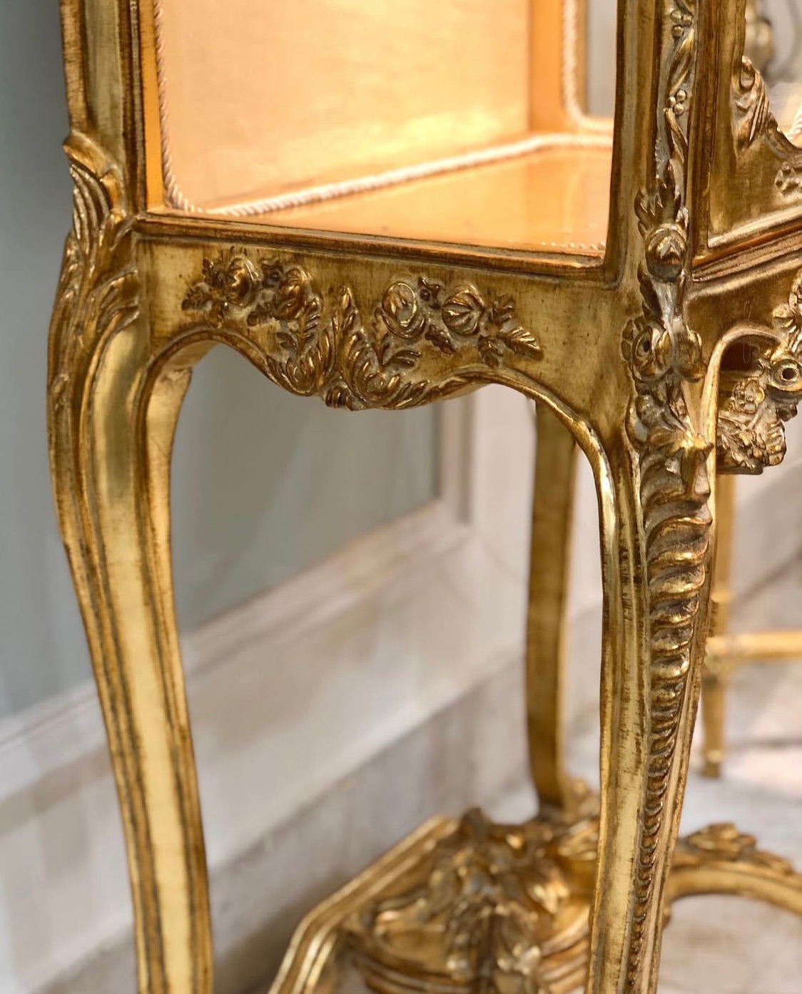 ویترین پایه بلند تمام چوب ریسه ای منبت مصری - 