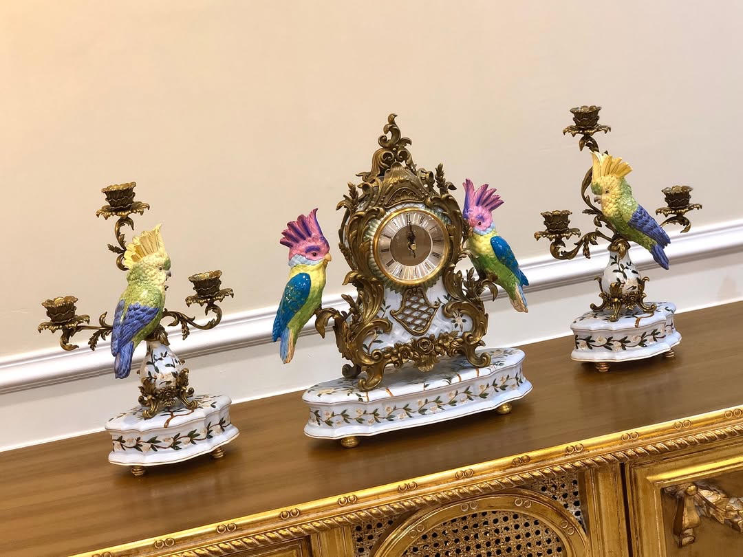 ۳ تیکه ساعت و شمعدان طوطی  با پایه و دسته برنزی و ساعت دسته طوطی - 