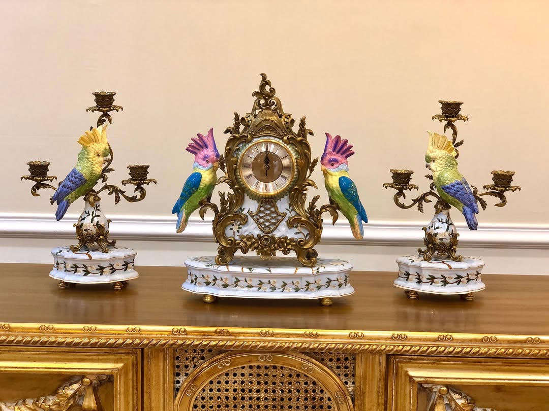 ۳ تیکه ساعت و شمعدان طوطی  با پایه و دسته برنزی و ساعت دسته طوطی - 