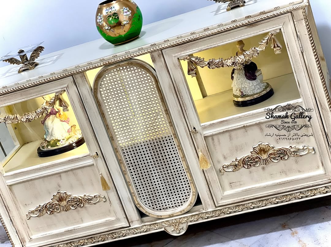 بوفه‌ ویترین دودرب وسط حصیر ماتینا، سفید سرگل طلا - 