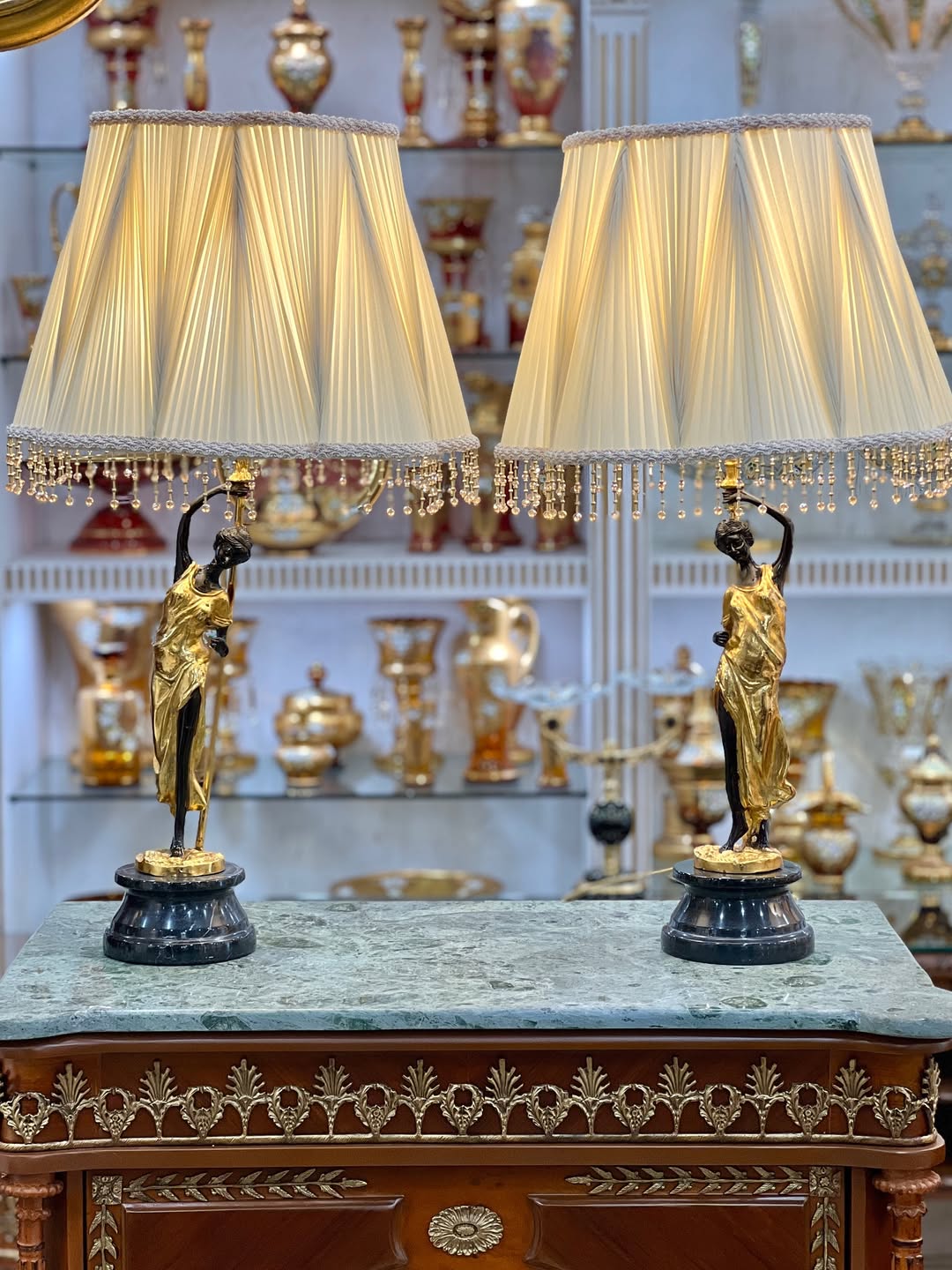 آباژور‌های چپ و راستی زن گل بدست - 